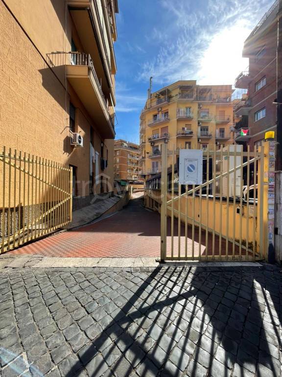 box auto in vendita a Roma in zona Appio Claudio