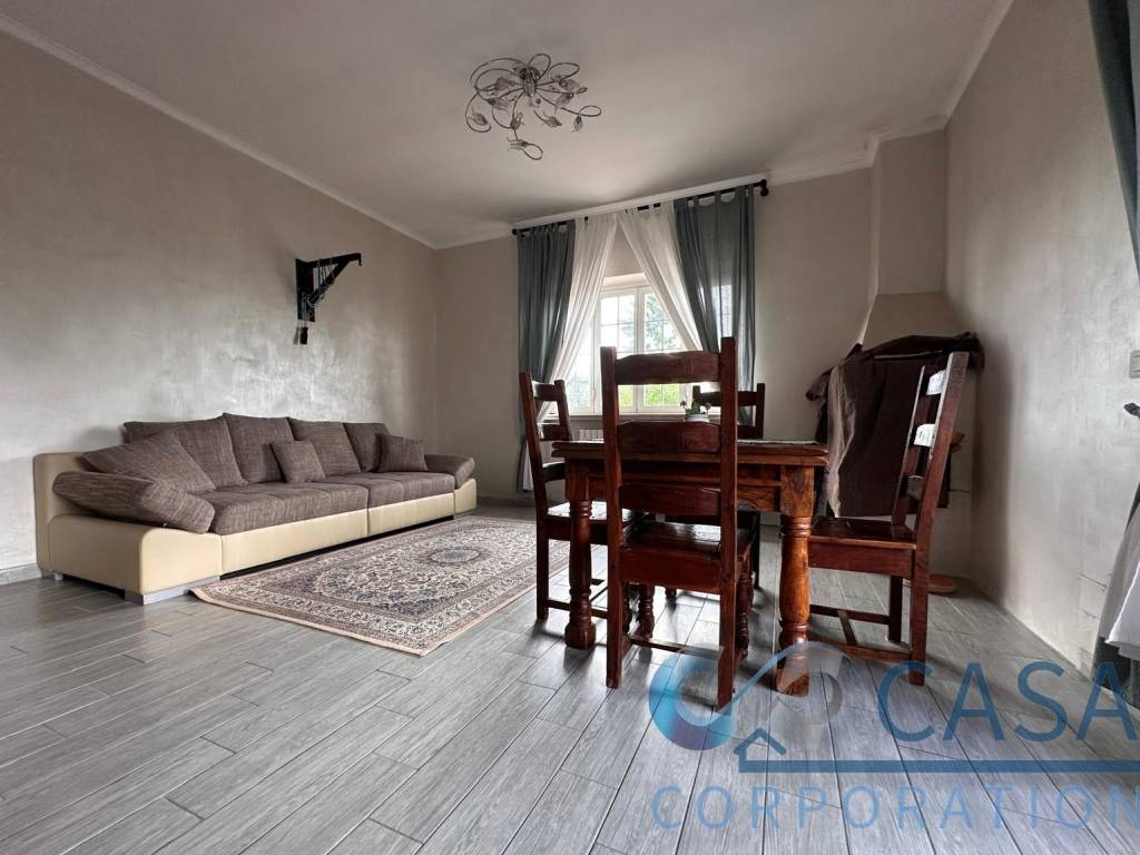 appartamento in vendita a Roma in zona Lago Regillo