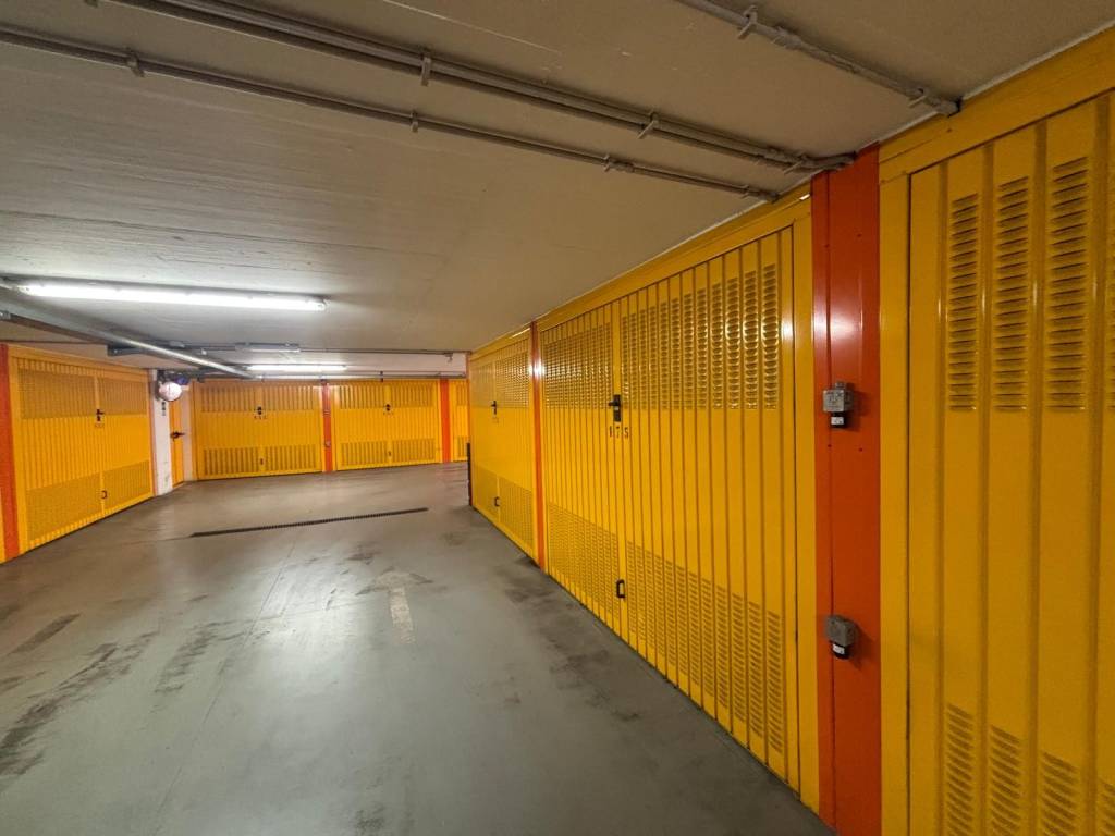box auto in vendita a Roma in zona Tuscolano