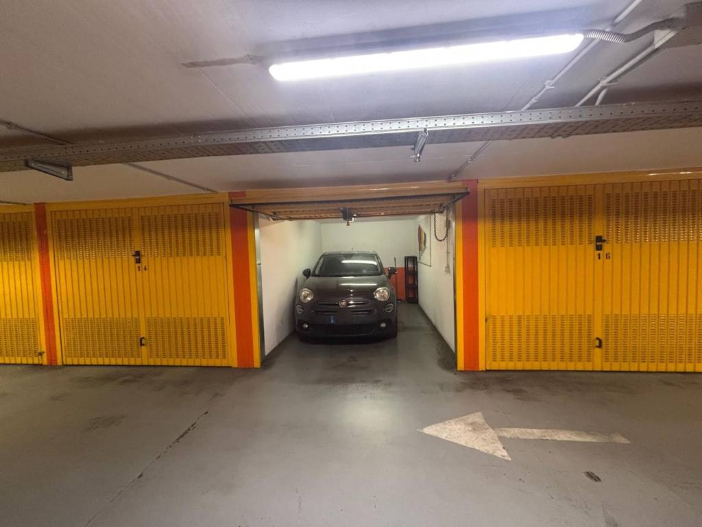 box auto in vendita a Roma in zona Tuscolano