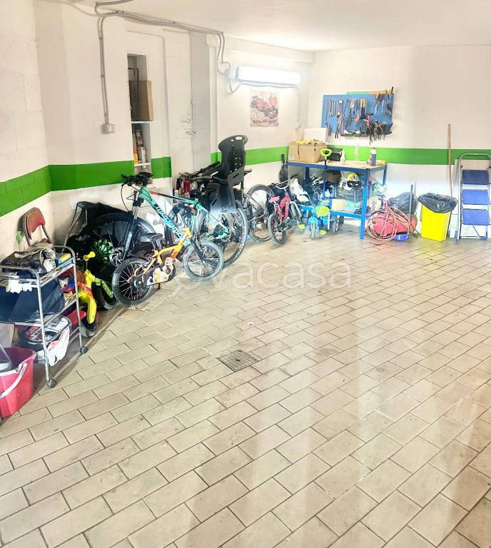 box auto in vendita a Roma in zona Torre Maura