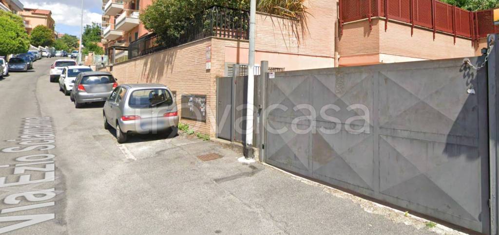 box auto in vendita a Roma in zona Torrevecchia
