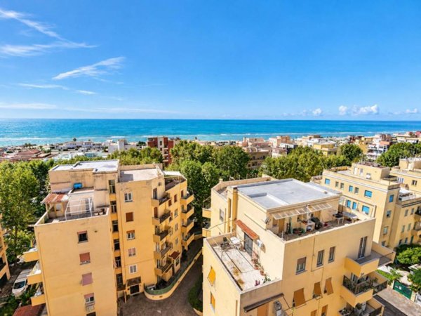 appartamento in vendita a Roma in zona Ostia