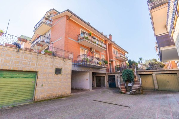 box auto in vendita a Roma in zona Casal Morena