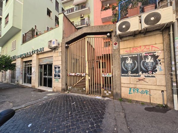 box auto in vendita a Roma in zona Tuscolano