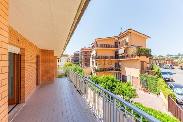 appartamento in vendita a Roma in zona Tomba di Nerone