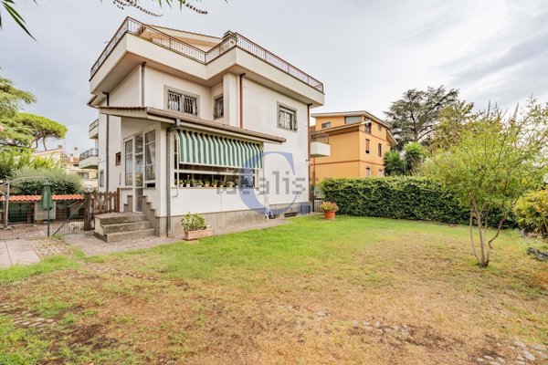 casa indipendente in vendita a Roma in zona Appio Claudio