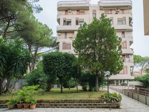 appartamento in vendita a Roma in zona Ardeatino