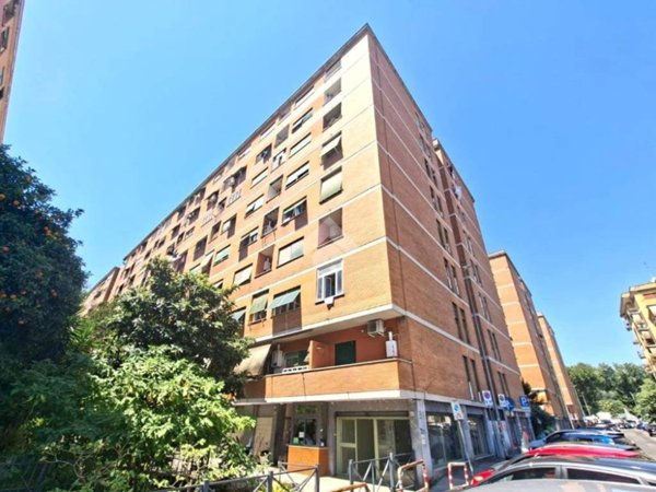 locale commerciale in vendita a Roma in zona Portuense