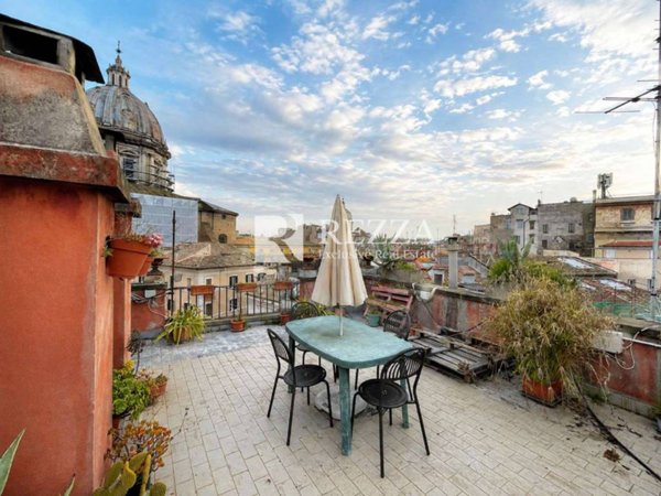 appartamento in vendita a Roma in zona Rione Regola