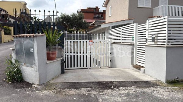 box auto in vendita a Roma in zona Torre Angela
