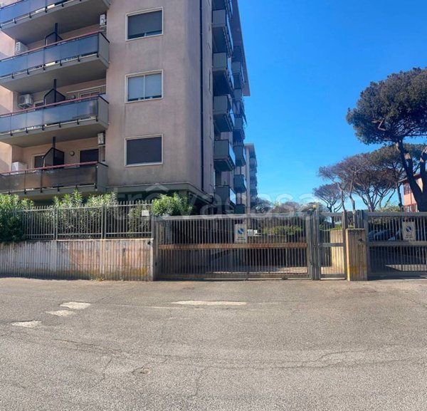 box auto in vendita a Roma in zona Ostia