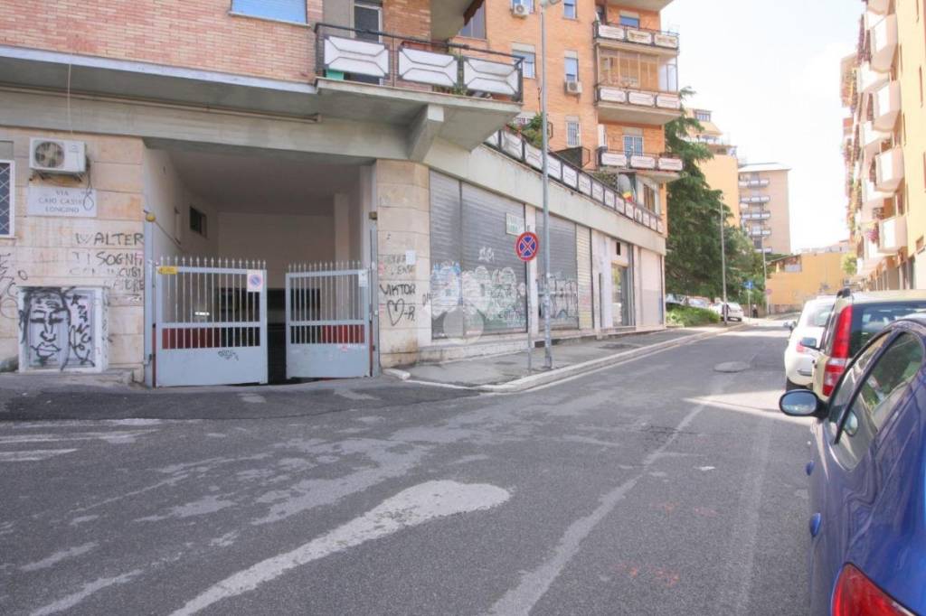 box auto in vendita a Roma in zona Tuscolano