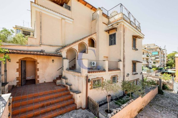 casa indipendente in vendita a Roma in zona Tomba di Nerone