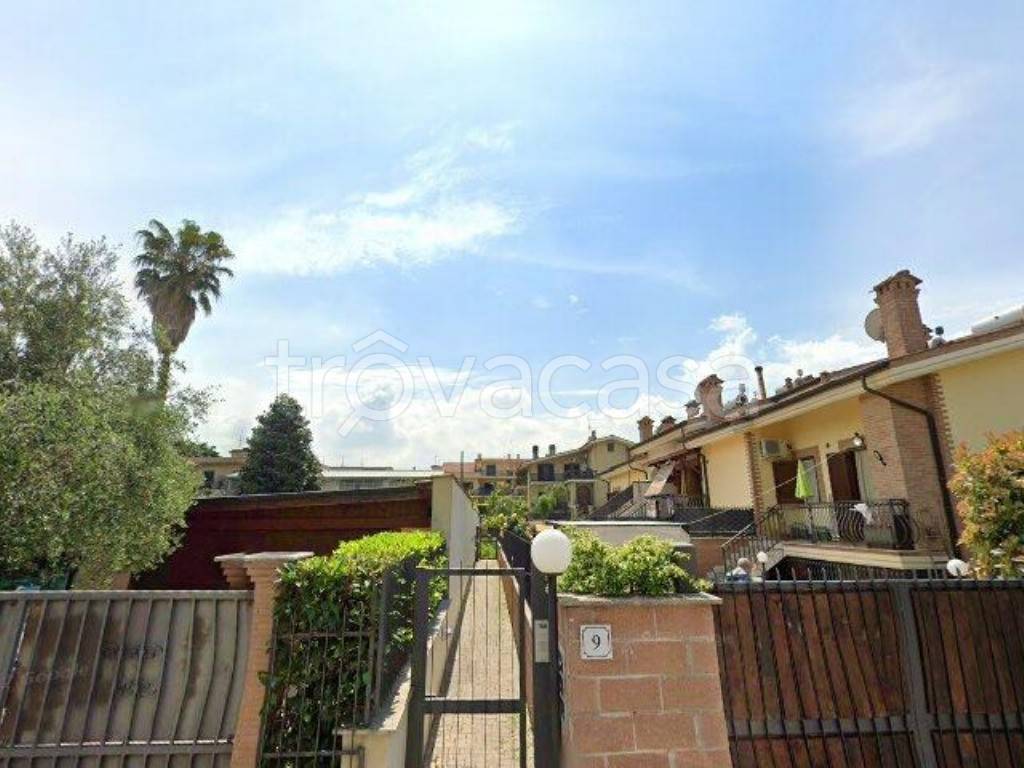 casa indipendente in vendita a Roma in zona Lunghezza