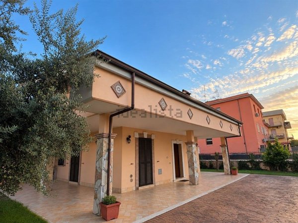 casa indipendente in vendita a Roma in zona Lunghezza
