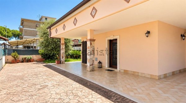 casa indipendente in vendita a Roma in zona Lunghezza