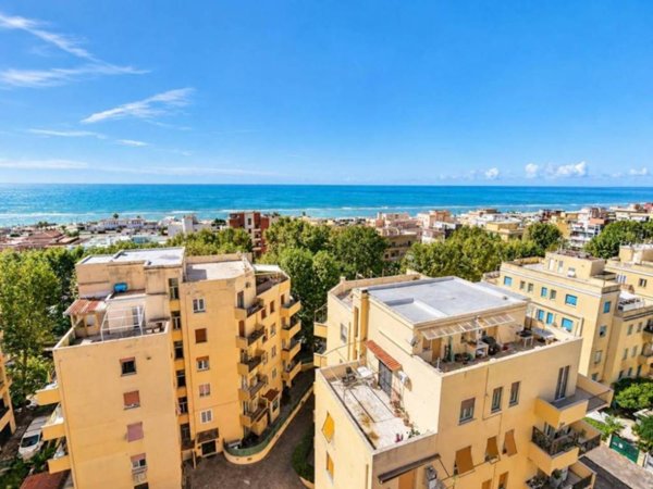 appartamento in vendita a Roma in zona Ostia