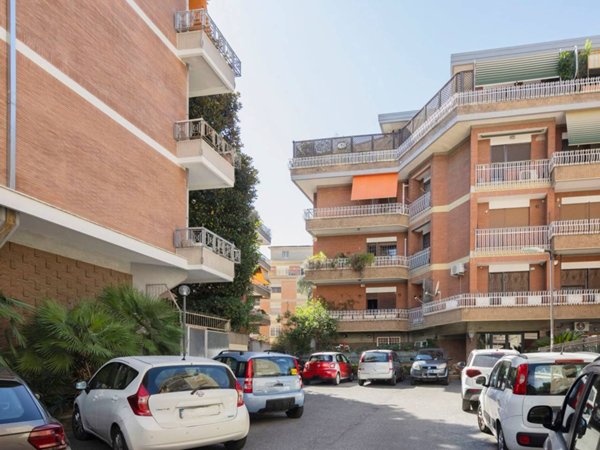 appartamento in vendita a Roma in zona Ardeatino