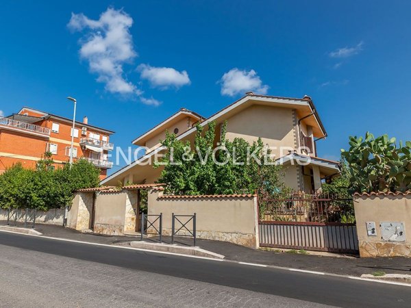 appartamento in vendita a Roma in zona Selva Candida