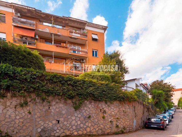 appartamento in vendita a Roma in zona Tomba di Nerone