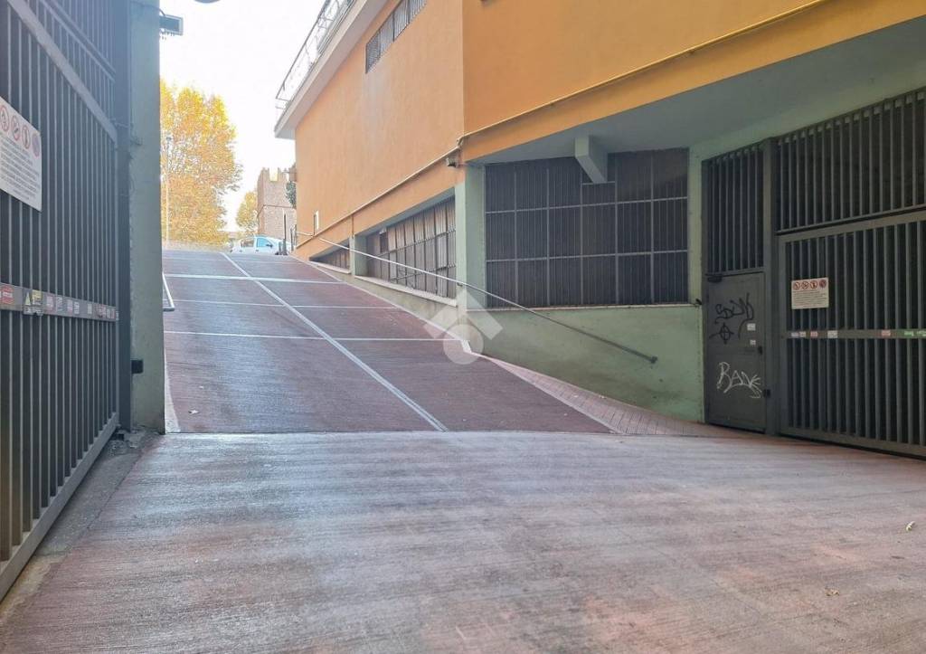 box auto in vendita a Roma in zona Tuscolano