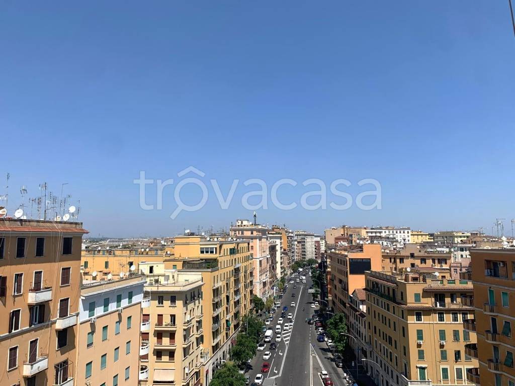 appartamento in vendita a Roma in zona Appio Latino
