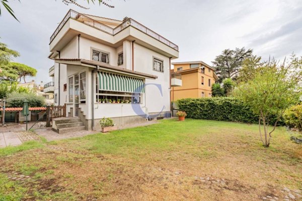 casa indipendente in vendita a Roma in zona Osteria del Curato