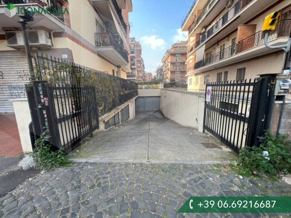 box auto in vendita a Roma in zona Appio Claudio