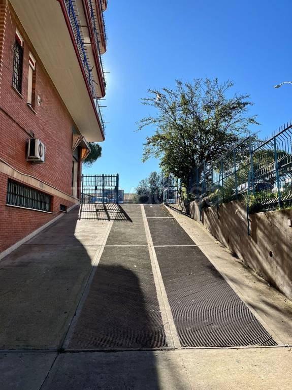 box auto in vendita a Roma in zona Tuscolano