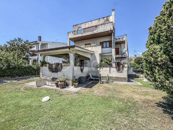 casa indipendente in vendita a Roma in zona Infernetto