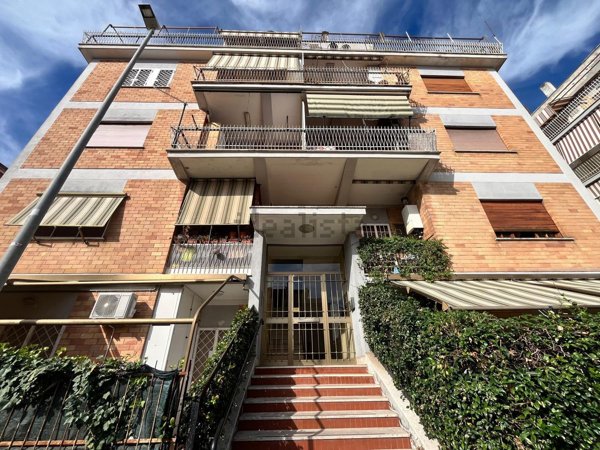 appartamento in vendita a Roma in zona Tomba di Nerone