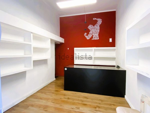 locale commerciale in vendita a Roma in zona Appio Latino