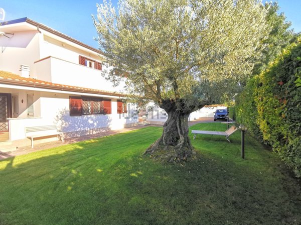 casa indipendente in vendita a Roma in zona Infernetto