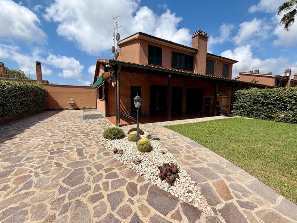 casa indipendente in vendita a Roma in zona Infernetto
