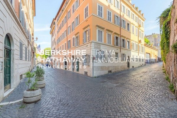 appartamento in vendita a Roma in zona Rione Regola