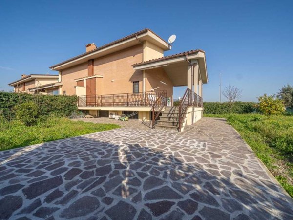 casa indipendente in vendita a Roma in zona Lunghezza
