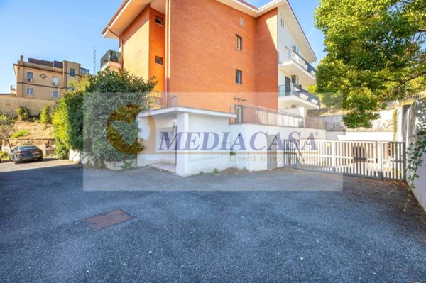 appartamento in vendita a Roma in zona Torrione Cerquetta