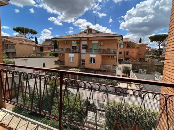 appartamento in vendita a Roma in zona Appio Pignatelli