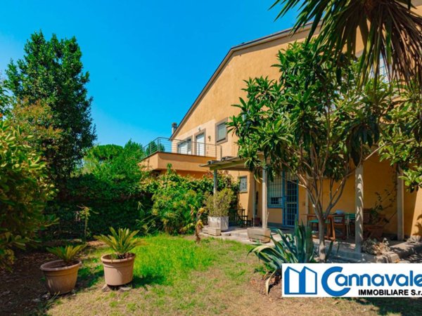 casa indipendente in vendita a Roma in zona Casal Palocco