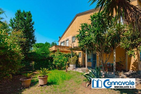 casa indipendente in vendita a Roma in zona Casal Palocco