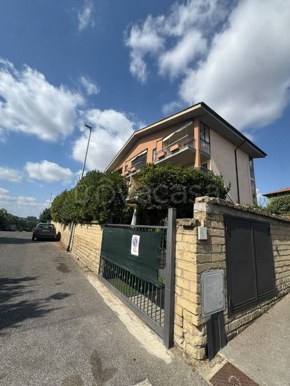 appartamento in vendita a Roma in zona Lunghezza