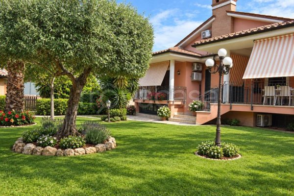 casa indipendente in vendita a Roma in zona Infernetto