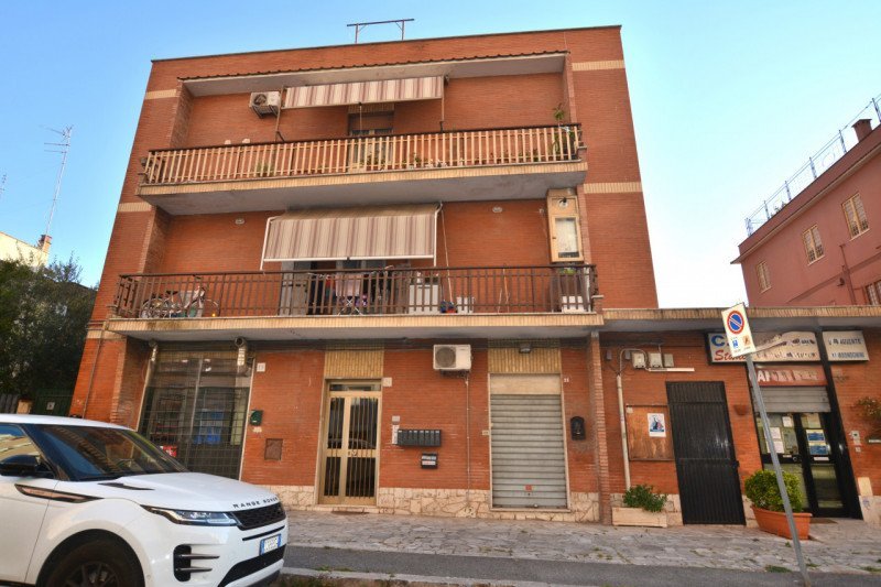 appartamento in vendita a Roma in zona Tor de' Cenci