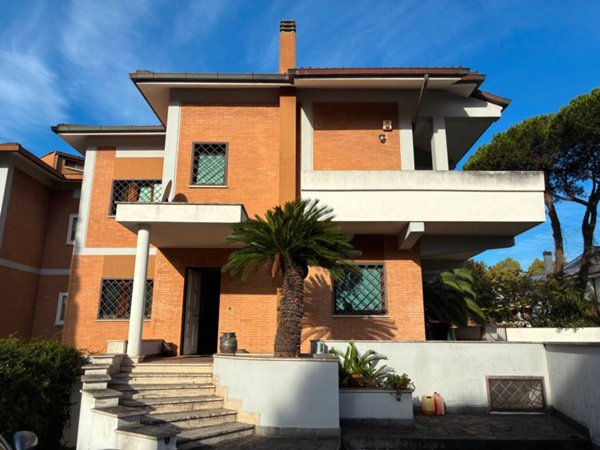 casa indipendente in vendita a Roma in zona Casal Palocco