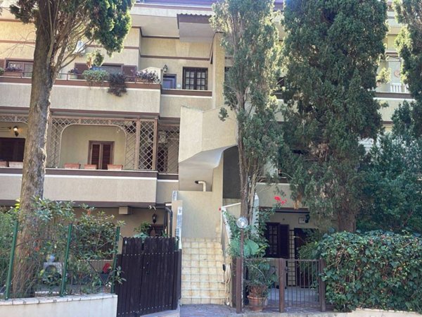 appartamento in vendita a Roma in zona Axa
