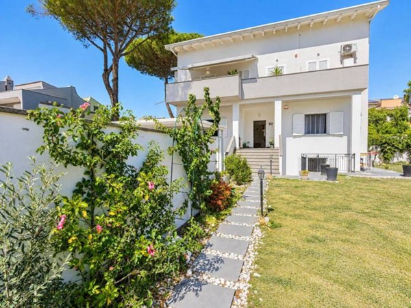 casa indipendente in vendita a Roma in zona Axa