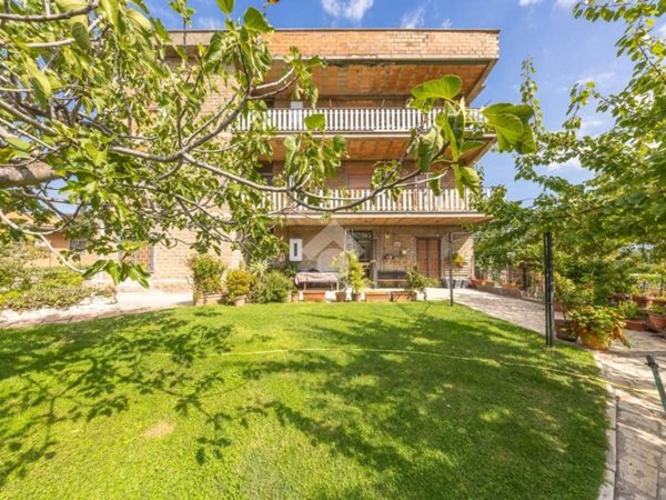 appartamento in vendita a Roma in zona Lunghezza