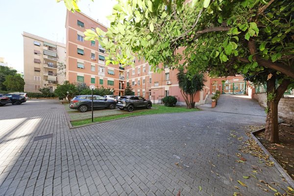 appartamento in vendita a Roma in zona Ostiense