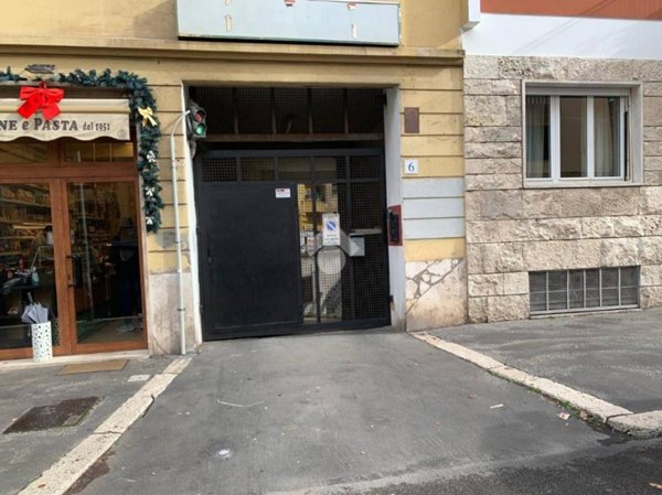 box auto in vendita a Roma in zona Appio Latino